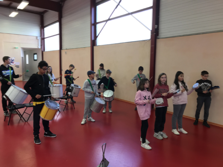 Retour sur le carnaval de Thuir 2024 avec Gérôme le meneur de la Batucada Catala que ta. Apres 3 jours d'atelier avec les enfants, ils ont défilé au son du samba dans les rues de Thuir !