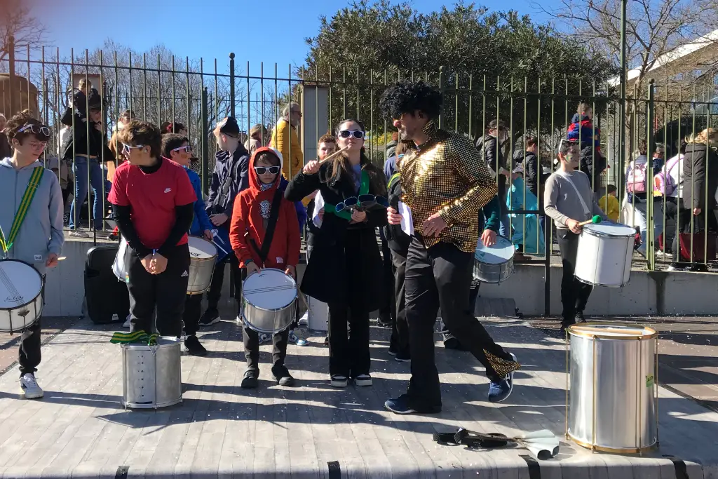 Retour sur l'atelier batucada du PIJ de Thuir pour le carnaval 2025, découverte des rythmes du samba pendant l'atelier.