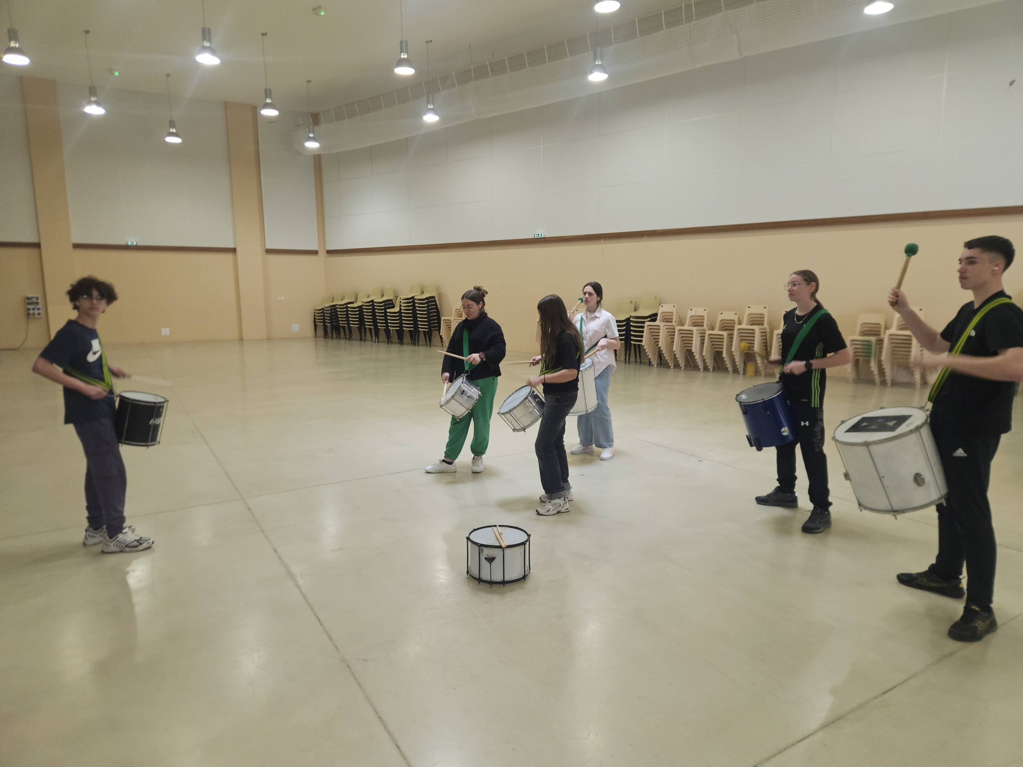 4 jours d'ateliers au PIJ, les jeunes ont découvert les bases du Samba Reggae