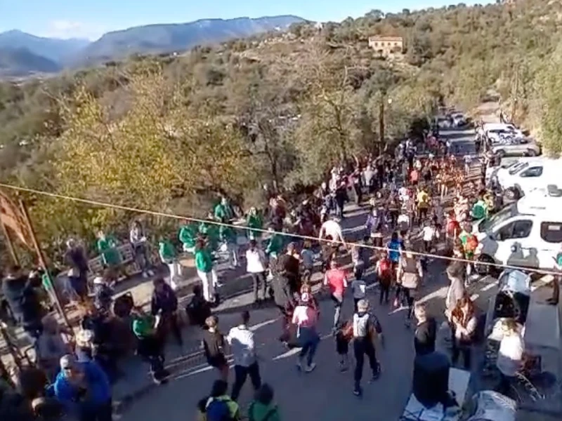 Le 11 novembre, Català Que Tà était au rendez-vous pour accompagner en rythme les départs de course et célébrer les arrivées des participants dans le cadre du très beau village d’Eus.
