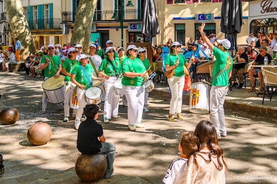 Catalá Que Tá ouvrait la marche en tête de cortège, donnant le tempo à l'ensemble du défilé