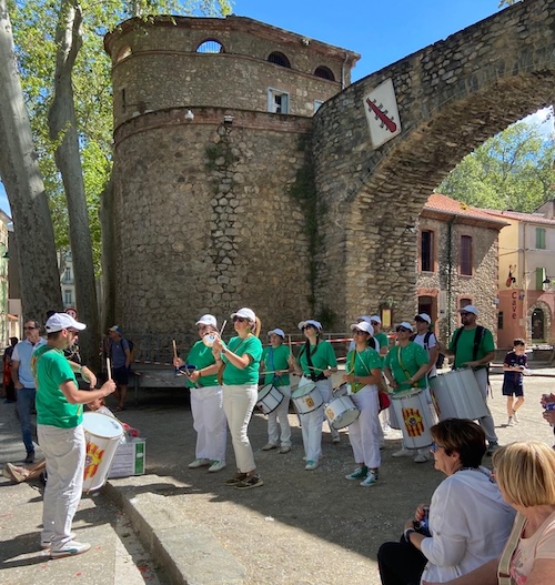 Catalá Que Tá ouvrait la marche en tête de cortège, donnant le tempo à l'ensemble du défilé