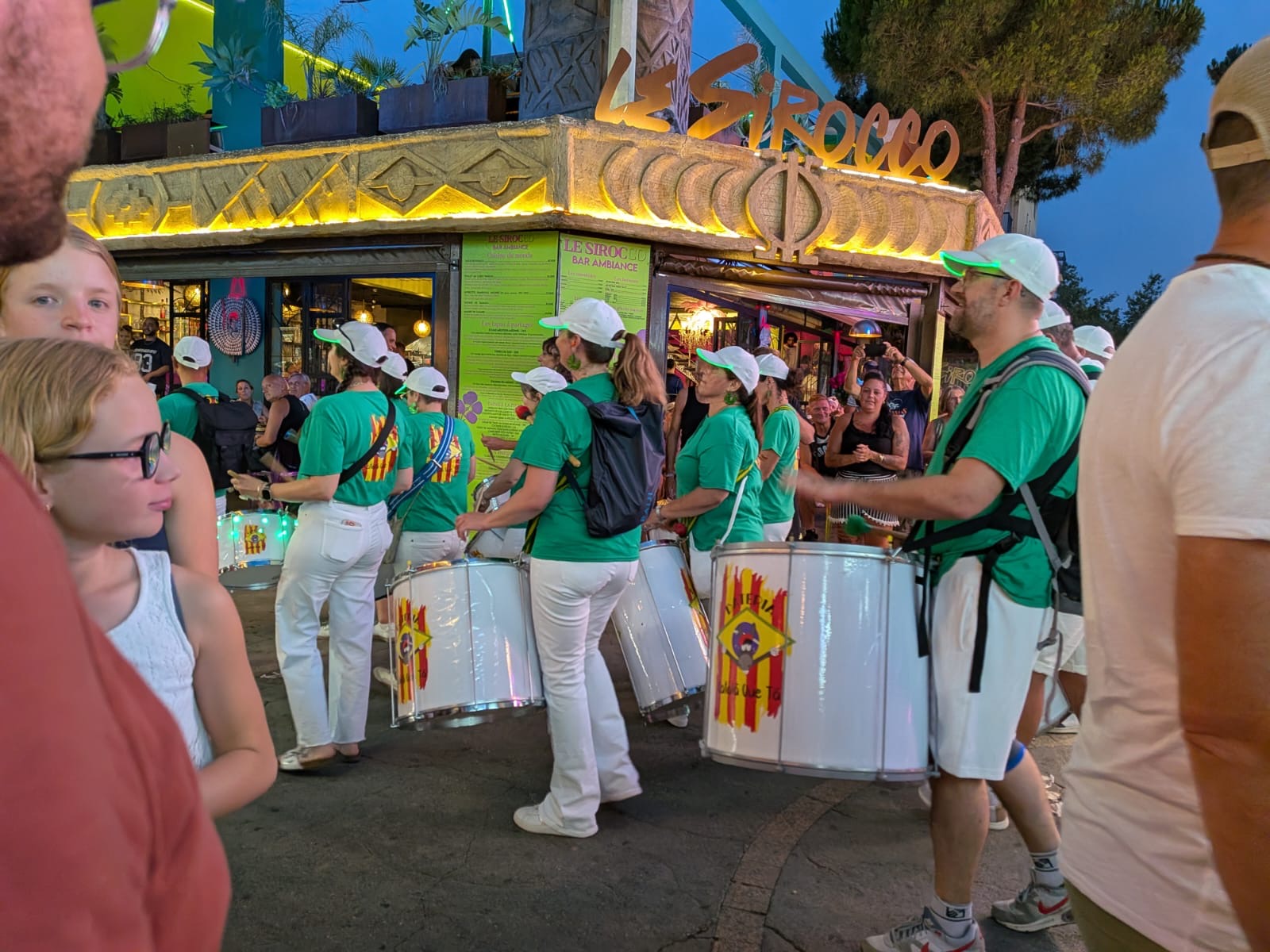 Une soirée où la chaleur de l'été s'est mêlée à celle du public, pour faire vibrer Argelès-sur-Mer au son des percussions brésiliennes.