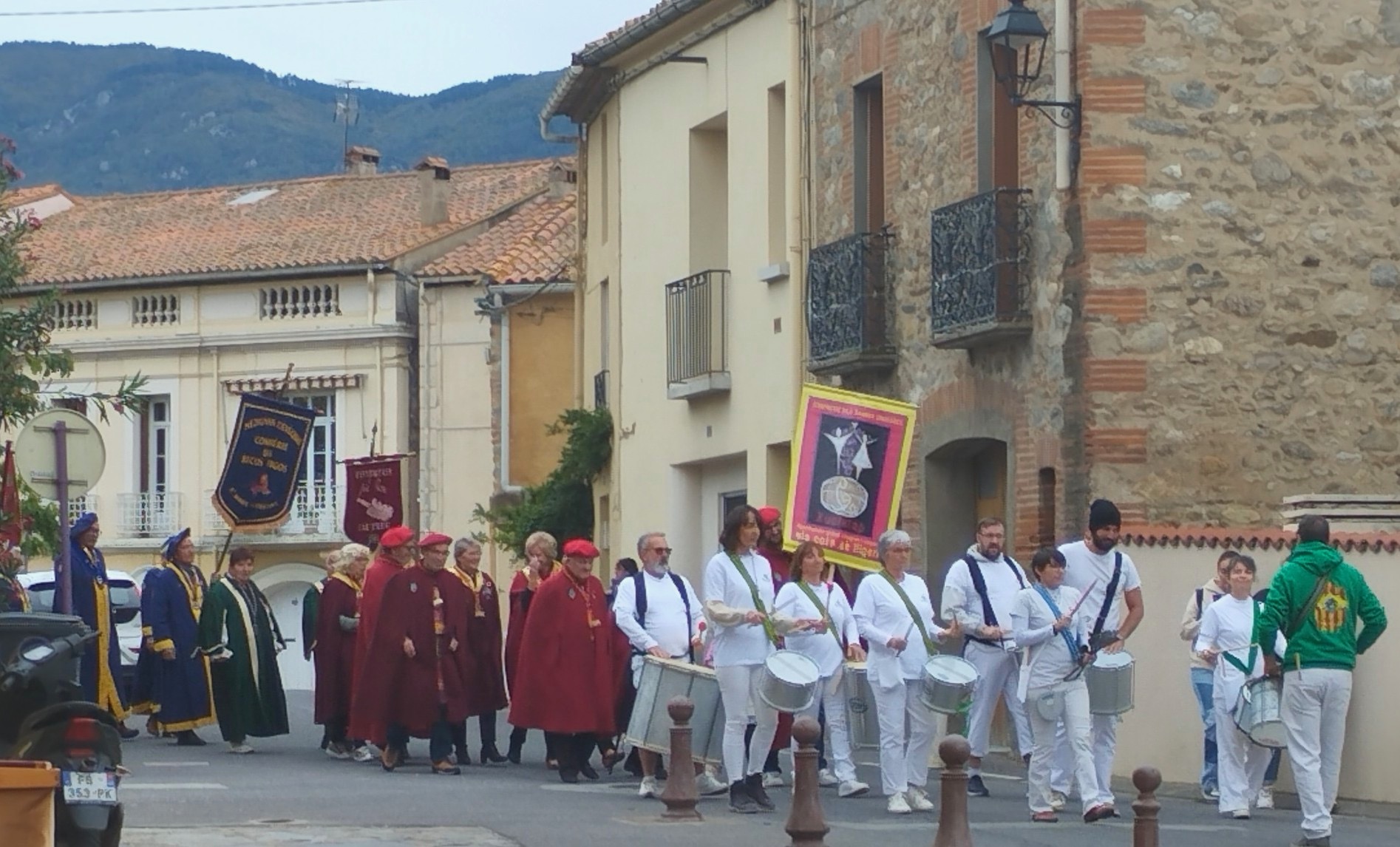Défilé de la Confrérie des Grands Vinaigres  Xuclatap.
