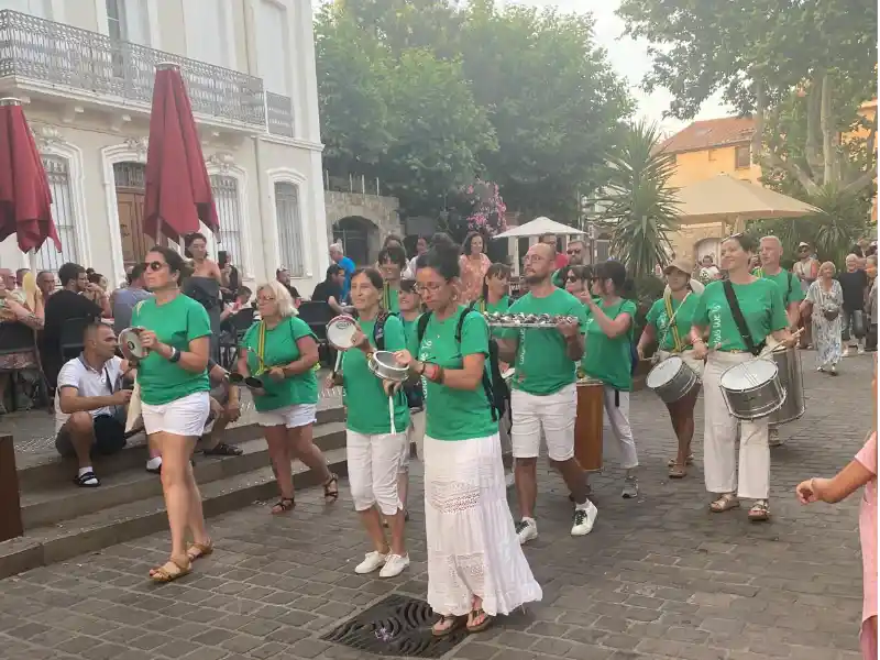 Le 21 juin, Catalá Que Tá a animé la Fête de la Musique à Argelès-sur-Mer avec 15 percussionnistes. Déambulations, ambiance festive et rythmes brésiliens au cœur du village et à la plage.